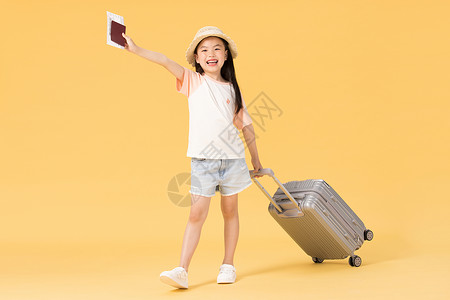 拉着行李箱旅行的小女孩高清图片