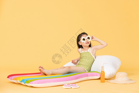 晒太阳的夏日泳装儿童背景图片