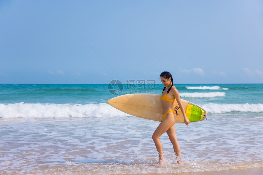 海边比基尼美女冲浪手拿冲浪板图片
