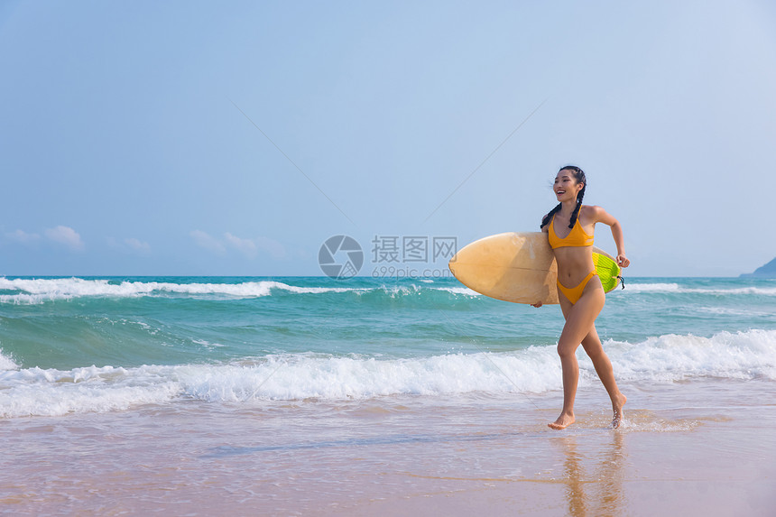 海边比基尼美女冲浪手拿冲浪板图片