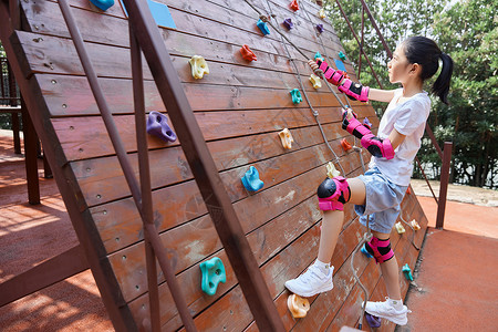 儿童户外训练攀岩墙高清图片