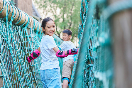 蓝色网围栏儿童勇敢尝试户外项目背景