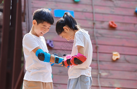 健身体验户外体验的儿童互相穿戴护具背景