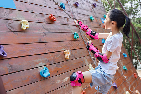 儿童体验攀爬墙高清图片