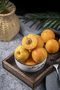 桌上美味的杏子背景图片