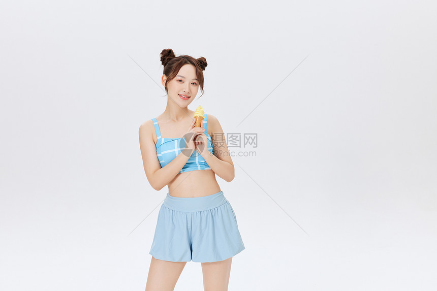 手拿冰淇淋的夏日清凉泳装女孩图片