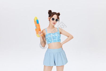 带字母的泳衣带墨镜手拿水枪的夏日泳装女孩背景