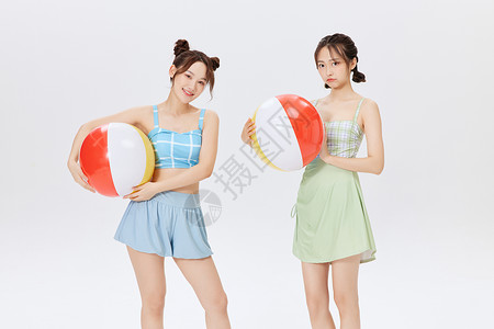 夏日泳装闺蜜与沙滩排球图片