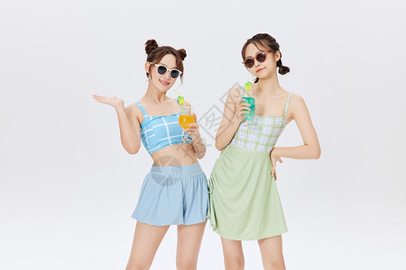 喝果汁的清凉夏日闺蜜图片