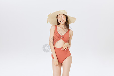 戴草帽的泳装活泼女孩夏日防晒图片