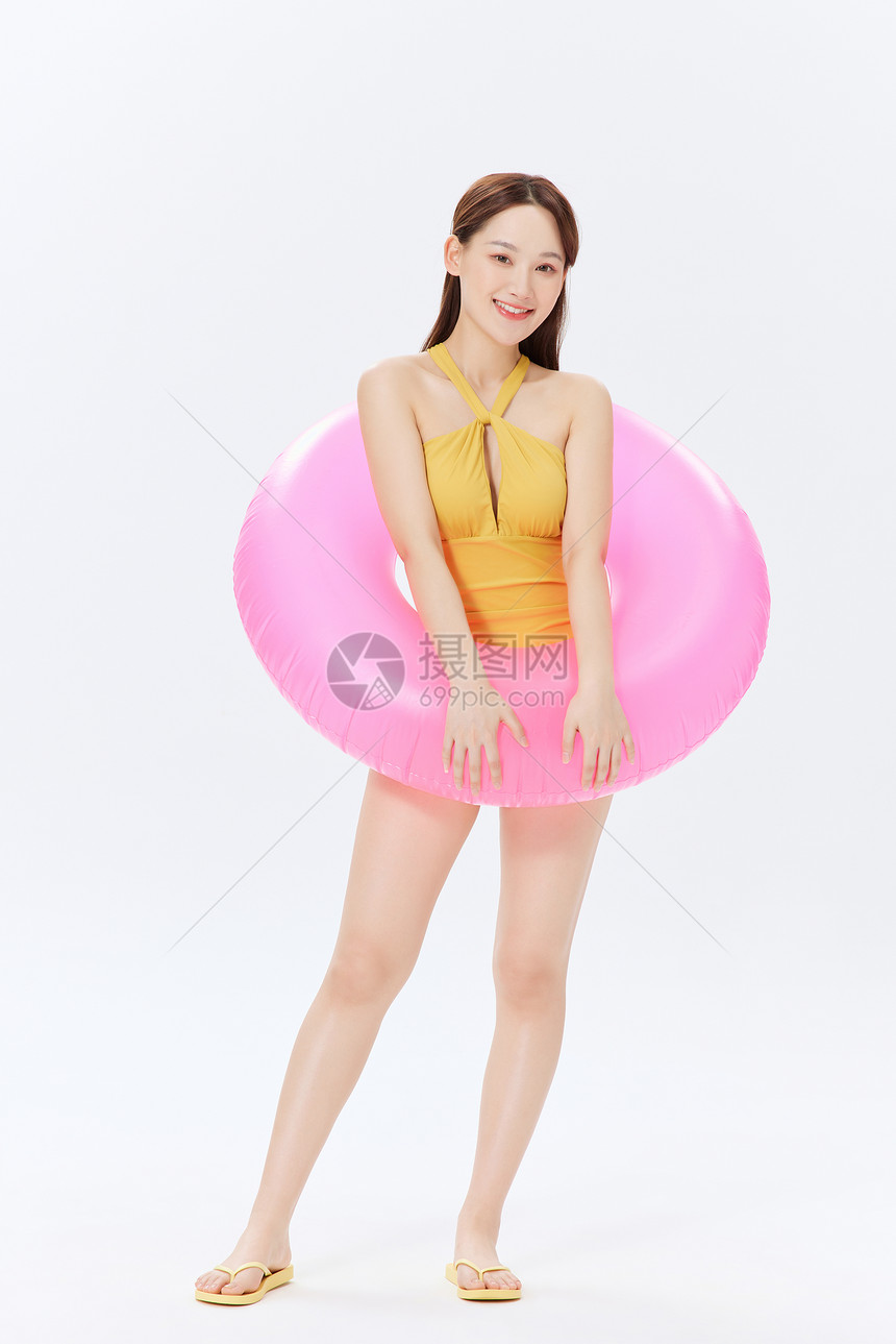 夏日泳装性感女性拿着游泳圈图片