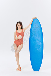 夏日泳装女性玩冲浪板图片