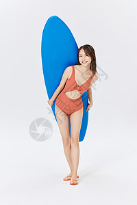 夏日泳装女性玩冲浪板图片