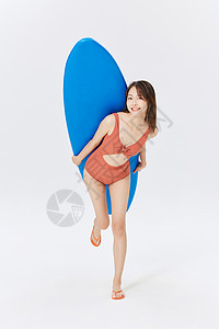 玩冲浪板的夏日泳装女性背景图片