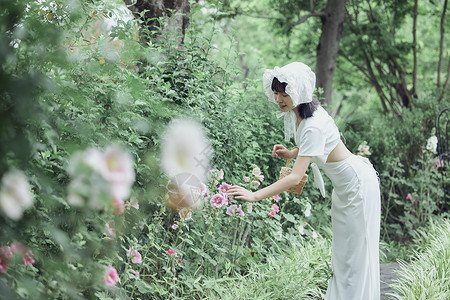 法式美女花园里散步高清图片