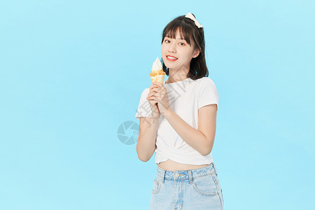 夏日可爱美女吃冰淇淋图片