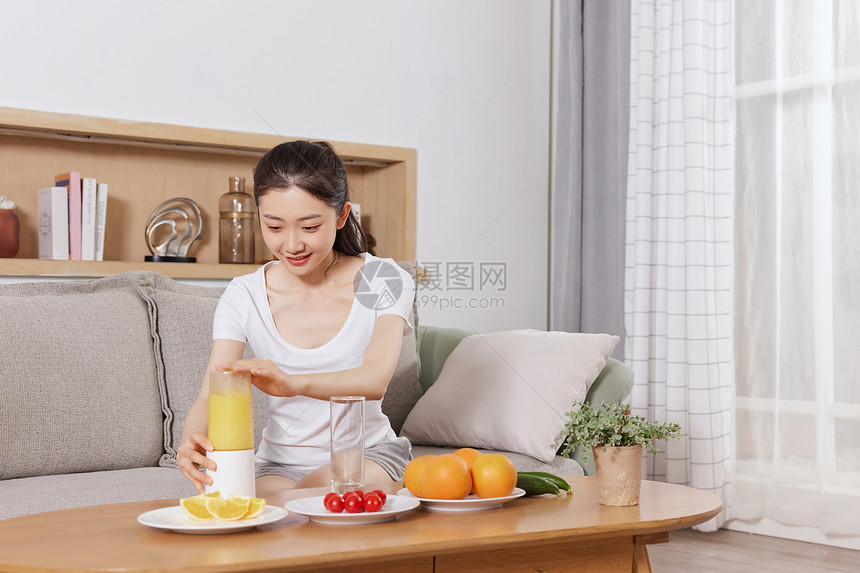 夏日美女居家榨橙汁图片