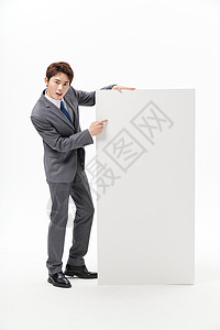 商务男士站在大号白板旁边图片