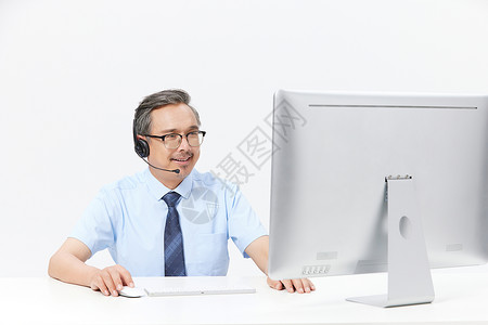 在电脑上前工作的中年男客服背景图片