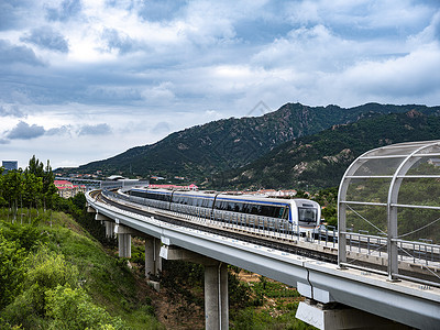 轨道线中画幅青岛地铁11号线轻轨和列车背景