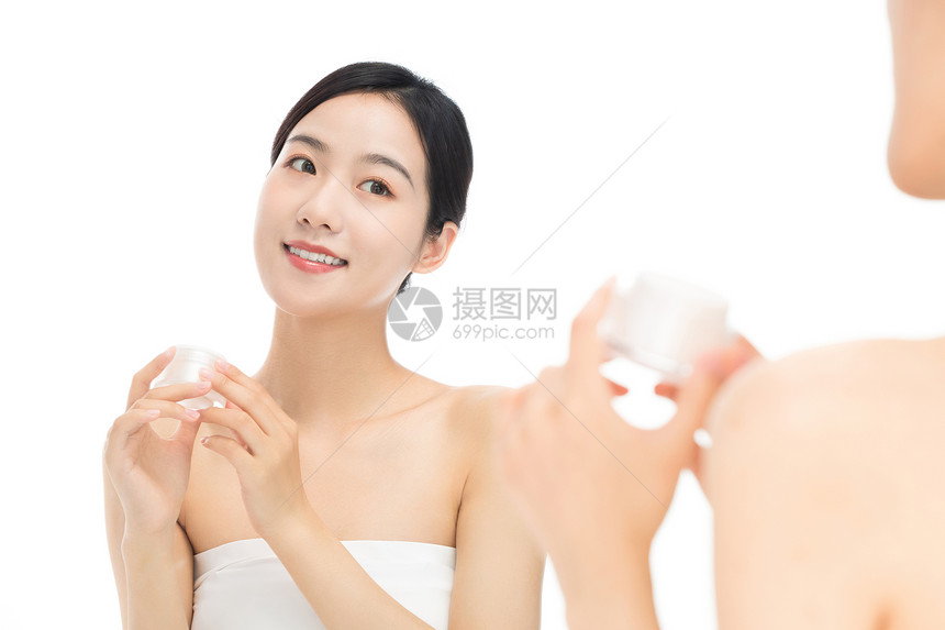 护肤美女使用气垫化妆图片