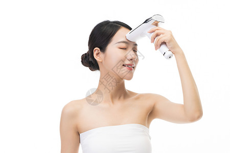 健康女性使用仪器面部脱毛高清图片