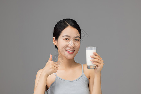 健康活力女性喝牛奶图片
