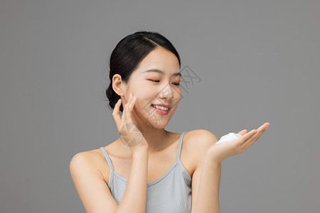 女性护肤搓出泡沫洗脸图片