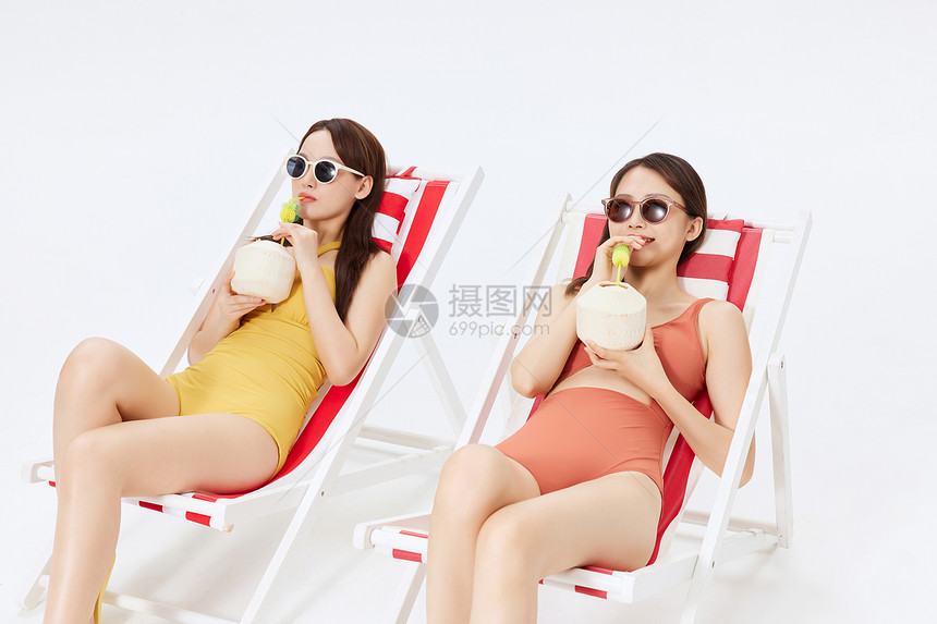 夏日泳装美女喝椰子汁图片