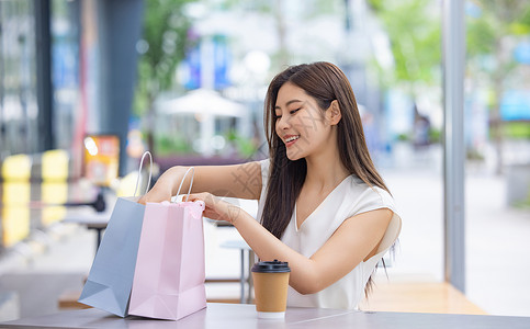 女性购物翻看购物袋图片