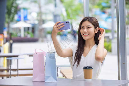 美女逛街购物喝咖啡手机自拍高清图片