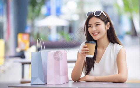 美女购物消费喝咖啡图片