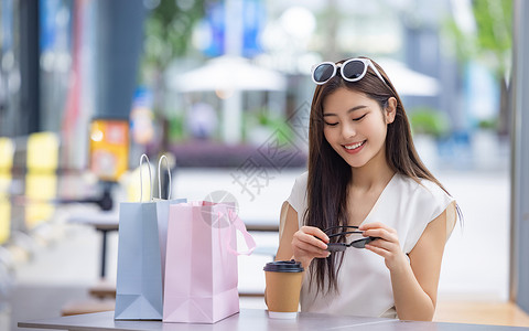 美女购物消费坐在室外咖啡厅图片