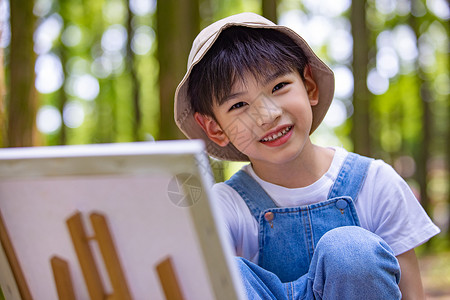 赢在暑假快乐学习在树林里画画的小男孩背景