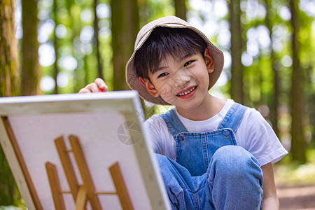 小男孩浇树在树林里画画的小男孩背景