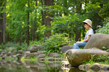 钓鱼人物素材在树林玩耍钓鱼的小男孩背景