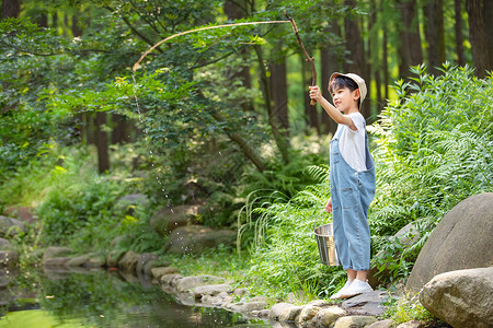钓鱼人物在户外小溪边钓鱼的小男孩背景