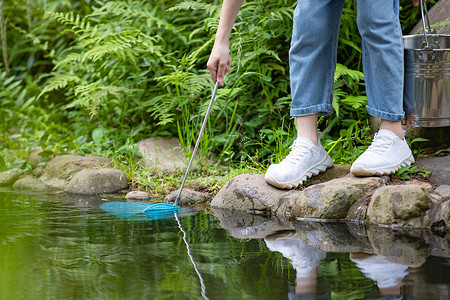儿童运动鞋小男孩在森林溪边玩水特写背景