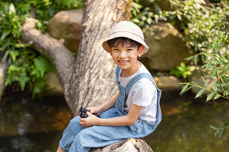 望眼镜的小孩户外用望眼镜眺望远方的小男孩背景