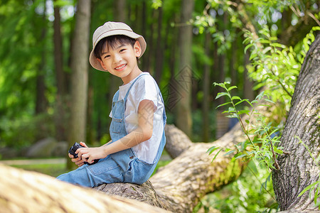 户外用望眼镜眺望远方的小男孩高清图片