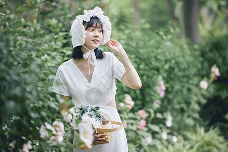 人慵懒法式美女花园里散步背景