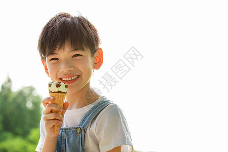 儿童夏日吃冰淇淋图片