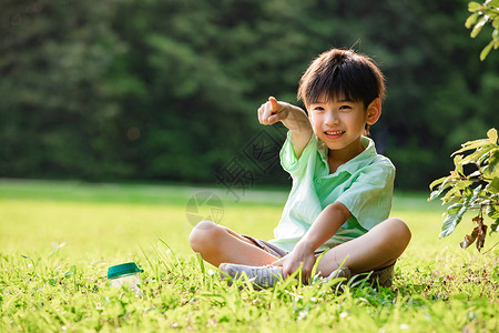 暑假户外活泼的小男孩图片