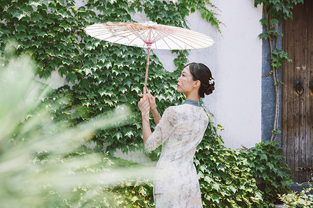 复古旗袍女性撑油纸伞背影高清图片