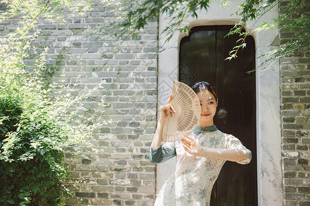 古典优雅复古旗袍古风女性拿折扇半遮面背景