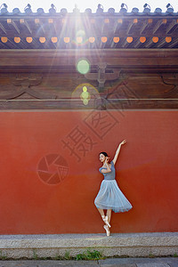 裙红子复古红墙柔美女性跳芭蕾舞背景