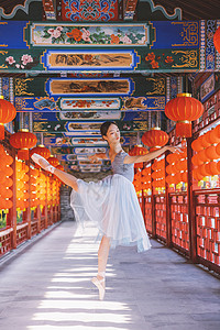 灯笼舞蹈素材美女在中式长廊跳芭蕾舞背景
