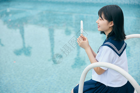 游泳消暑女孩夏日小清新美女泳池边吃冰棍背景