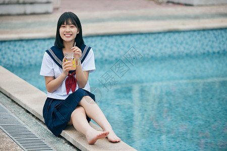 夏日小清新美女泳池边喝冷饮图片