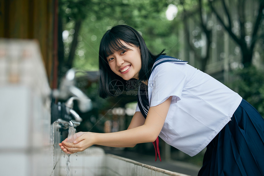 夏日身穿JK制服可爱女孩形象图片